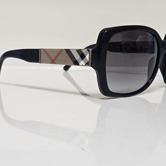Burberry Nova Check Sunglasses - Picture 3 of 16